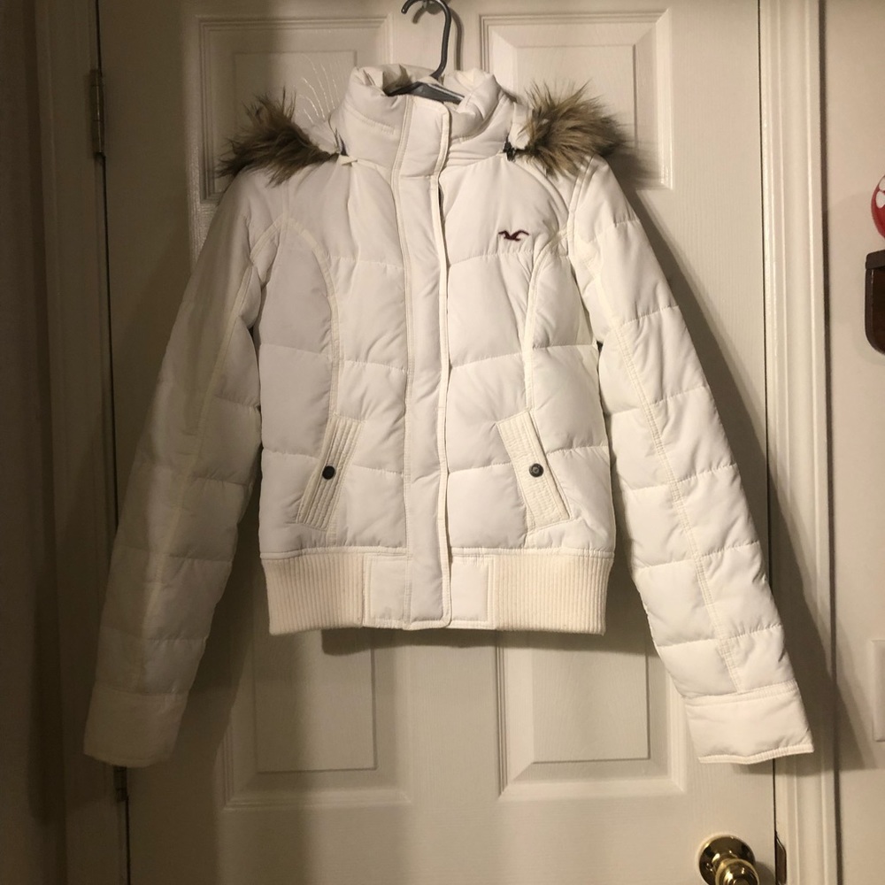 White hollister puffer jacket with fur hood